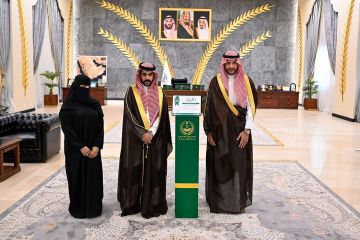 الأمير سعود بن نهار يستقبل مواطنا وزوجته تبرعا بأعضائهما لإنقاذ زوجته الأخرى