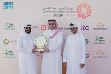 عجيب تخطف كأس مهرجان ولي العهد للهجن لفئة الحقايق