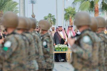 أمير جازان ونائبه يشهدان العروض الجوية والعسكرية احتفاء باليوم الوطني الـ95 أمير جازان ونائبه يشهدان العروض الجوية والعسكرية احتفاء باليوم الوطني الـ95