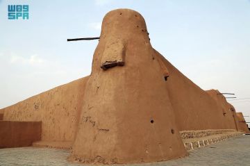 مشاهد من قصر الملك عبدالعزيز بـلينة.. شموخ تاريخي يضيء في اليوم الوطني