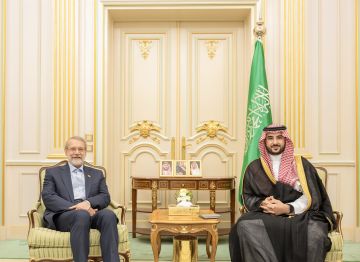 خالد بن سلمان ولاريجاني يستعرضان العلاقات السعودية - الإيرانية