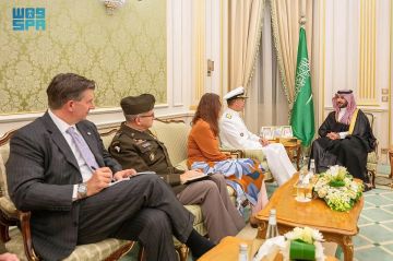 وزير الدفاع يبحث في الرياض مع قائد المركزية الأمريكية التنسيق العسكري الإقليمي