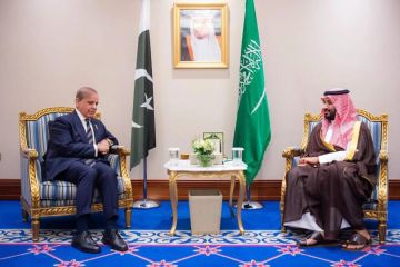 ولي العهد ورئيس وزراء باكستان يستعرضان تطورات أوضاع المنطقة