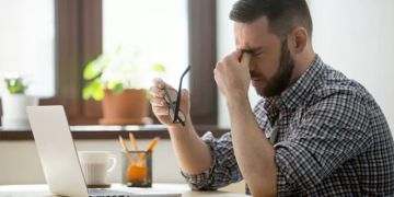 70 سم وحجم النص .. نصائح طبية لتجنب إرهاق العين أمام الشاشات