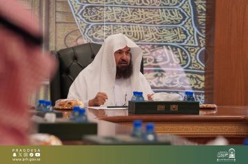 السديس يعتمد جائزة مؤسسية لمنسوبي الرئاسة ويعزز مسارات التحفيز والتطوير السديس يعتمد جائزة مؤسسية لمنسوبي الرئاسة ويعزز مسارات التحفيز والتطوير