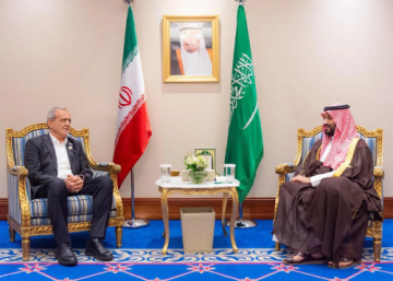 ولي العهد يلتقي رئيس الوزراء في باكستان على هامش أعمال القمة الطارئة في قطر