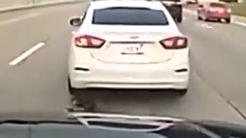 مطاردة في ميشيغان تنتهي بتعطيل مركبة مسروقة واقتلاع محورها الخلفي .. فيديو مطاردة في ميشيغان تنتهي بتعطيل مركبة مسروقة واقتلاع محورها الخلفي .. فيديو