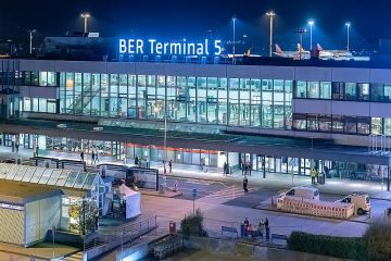 مطار برلين لا يزال في وضع استثنائي بعد هجوم إلكتروني عطل أنظمة الأمتعة