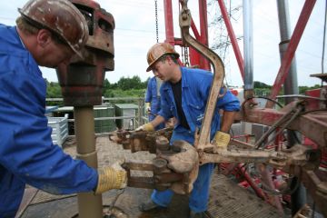 فاينانشال تايمز: شركات النفط العملاقة تخفض استثماراتها تحسبا لركود طويل في الأسعار