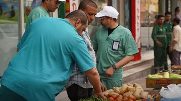 أمانة الرياض تغلق 231 منشأة مخالفة وتتلف 7.3 أطنان من الأغذية الفاسدة أمانة الرياض تغلق 231 منشأة مخالفة وتتلف 7.3 أطنان من الأغذية الفاسدة