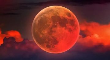 سماء المملكة تشهد خسوفا قمريا كليا استثنائيا بلون القمر القرمزي سماء المملكة تشهد خسوفا قمريا كليا استثنائيا بلون القمر القرمزي