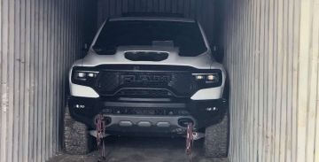 السلطات الأمريكية تطيح بشبكة لسرقة وتصدير سيارات فاخرة السلطات الأمريكية تطيح بشبكة لسرقة وتصدير سيارات فاخرة