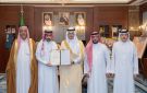محافظ الأحساء يكرم مواطنا تبرع بإحدى كليتيه لأخيه - sa