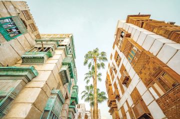 وفد جامعة هارفارد يستكشف الإرث الثقافي والمعماري في جدة التاريخية