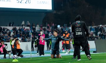 بثنائية في ضمك.. الهلال يزيح النصر ويقبض على صدارة الدوري