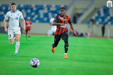 الرياض يقتنص تعادلا قاتلا من الأخدود بـ روشن