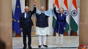 مصرع 3 أشخاص جراء انقلاب قارب يقل 25 سائحا فرنسيا قبالة سواحل عمان مصرع 3 أشخاص جراء انقلاب قارب يقل 25 سائحا فرنسيا قبالة سواحل عمان