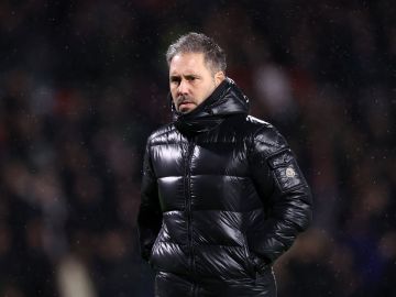 ليستر يقيل مدربه سيفونتيس بعد ستة أشهر من تعيينه