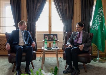فيصل بن فرحان ووزير خارجية هولندا يبحثان تعزيز العلاقات الثنائية