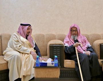أمير القصيم يزور سماحة مفتي عام المملكة في منزله بالشماسية
