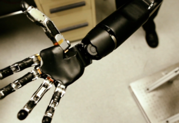 باحثون يطورون ذراعا آلية تحاكي يد الإنسان بدقة