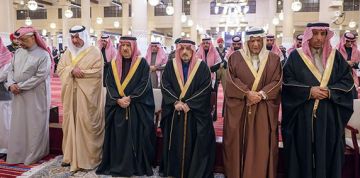 أمير الرياض يؤدي صلاة الميت على والدة شقران بن سعود