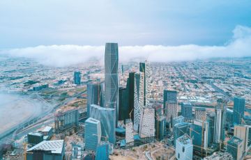 أمطار و رياح نشطة وضباب على عدة مناطق بالمملكة