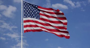 الدولار يقترب من أدنى مستوياته في أربع سنوات