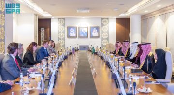السواحه يعقد اجتماعا مع وكيل الخارجية الأمريكية لتعزيز الشراكة