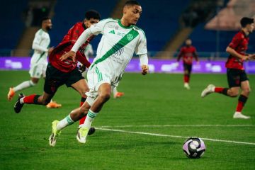 الأهلي يعبر الخلود بصعوبة في روشن