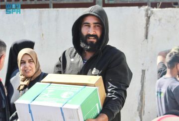  سلمان للإغاثة يوزع سلال غذائية وكراتين تمر في بلدة الكورة بلبنان
