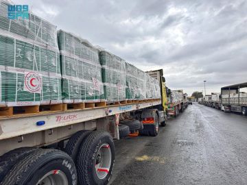 قافلة مساعدات إغاثية جديدة مقدمة من السعودية تعبر منفذ رفح تمهيدا لنقلها إلى غزة