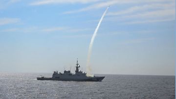 بالصور.. البحرية السعودية ونظيرتها العمانية تنفذان رميا بصواريخ حية بتدريبات عسكرية
