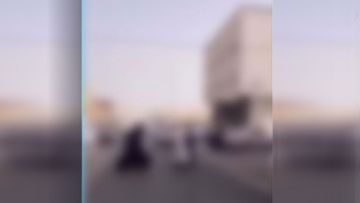 السعودية.. فيديو رجل يتشاجر مع امرأتين والأمن يعلق السعودية.. فيديو رجل يتشاجر مع امرأتين والأمن يعلق