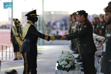 برعاية وزير الداخلية.. مدير عام الجوازات المكلف يشهد حفل تخريج (362) فردا من الدورة التأهيلية للفرد الأساسي السادسة للكادر النسائي