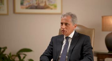 رئيس وزراء الأردن يحدد 3 ملفات رئيسية بينها ملف أمني استراتيجي تحكم العلاقة مع سوريا (فيديو) رئيس وزراء الأردن يحدد 3 ملفات رئيسية بينها ملف أمني استراتيجي تحكم العلاقة مع سوريا (فيديو)