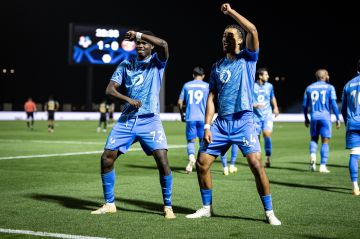 نيوم يفوز على ضمك بثلاثية