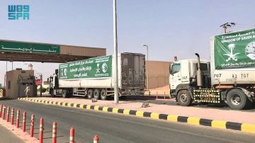 السعودية تواصل دعم اليمن.. 70 شاحنة إغاثية تعبر منفذ الوديعة بـ1400 طن مساعدات