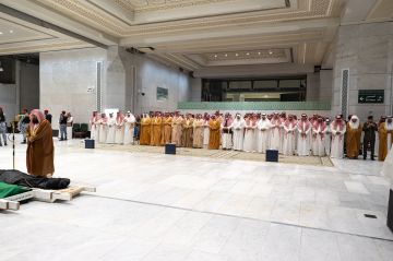 نائب أمير مكة يؤدي صلاة الميت على فيصل بن تركي بن فيصل آل سعود