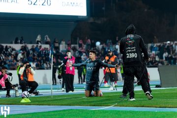 الهلال يعتلي صدارة الدوري السعودي بالفوز على ضمك