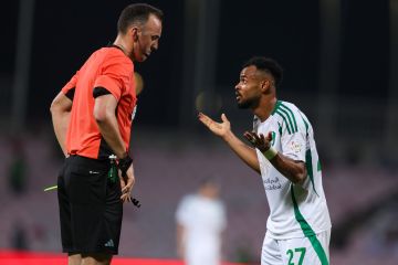 إيقاف وغرامة.. إعلان عقوبة لاعب أهلي جدة بعد طرده بسبب صفعه لجواو فيليكس