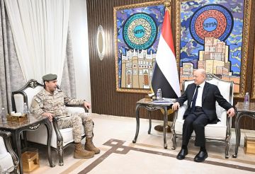 رئيس مجلس القيادة اليمني يستقبل قائد القوات المشتركة للتحالف