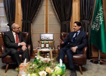 وزير الخارجية ورئيس وزراء لبنان يبحثان أوجه التعاون