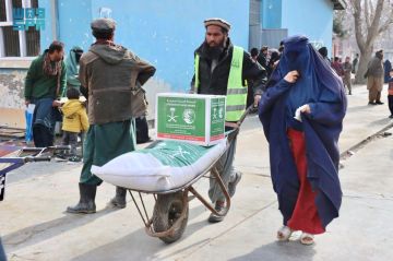  سلمان للإغاثة يوزع (404) سلال غذائية في مديرية فرخار بولاية تخار في أفغانستان