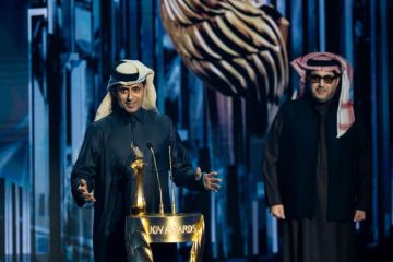 تركي آل الشيخ يكرم ناصر الخليفي بجائزة صناع الترفيه الماسية في حفل JOY AWARDS