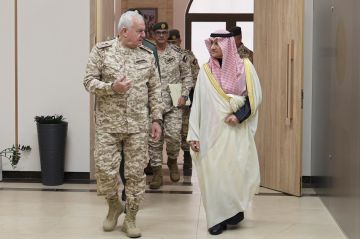 منصور بن خالد يجتمع مع رئيس هيئة الأركان المشتركة الأردنية منصور بن خالد يجتمع مع رئيس هيئة الأركان المشتركة الأردنية