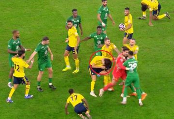 مشاجرة بين لاعبي النصر والأهلي.. وجواو فيليكس يتلقى صفعة على وجهه (فيديو)