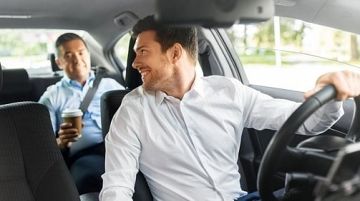 دراسة تحذر: التحدث أثناء القيادة يبطئ استجابة عين السائق للطريق فتقع الحوادث