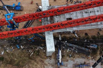 32 قتيلا إثر سقوط رافعة على قطار في تايلاند