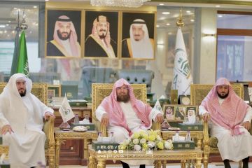 السديس يستقبل أئمة وخطباء المسجد الحرام ويؤكد استعداد منظومة الأئمة والمؤذنين